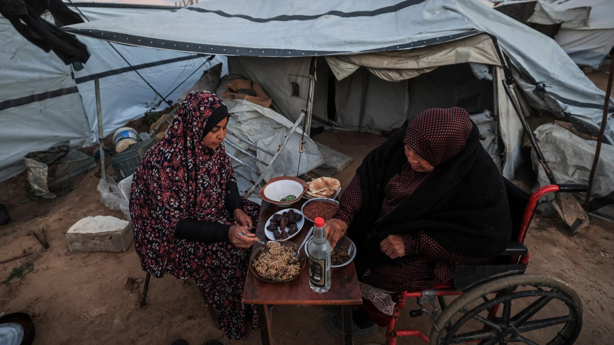A Palestinian family breaks their Ramadan fast in the Nuseirat refugee camp in the central Gaza Strip, 26 February 2026 (AFP/Eyad Baba)
