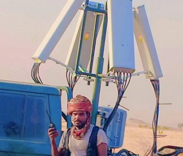 An image circulating online purportedly showing an RSF fighter with a Wolves Team drone jamming system mounted on a pickup truck (social media)