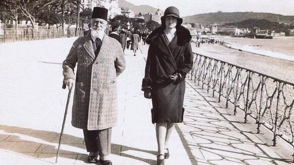 Abdulmecid II and his daughter Durrushehvar take a walk along the Promenade des Anglais in Nice, France after the end of the Ottoman caliphate (Creative Commons)
