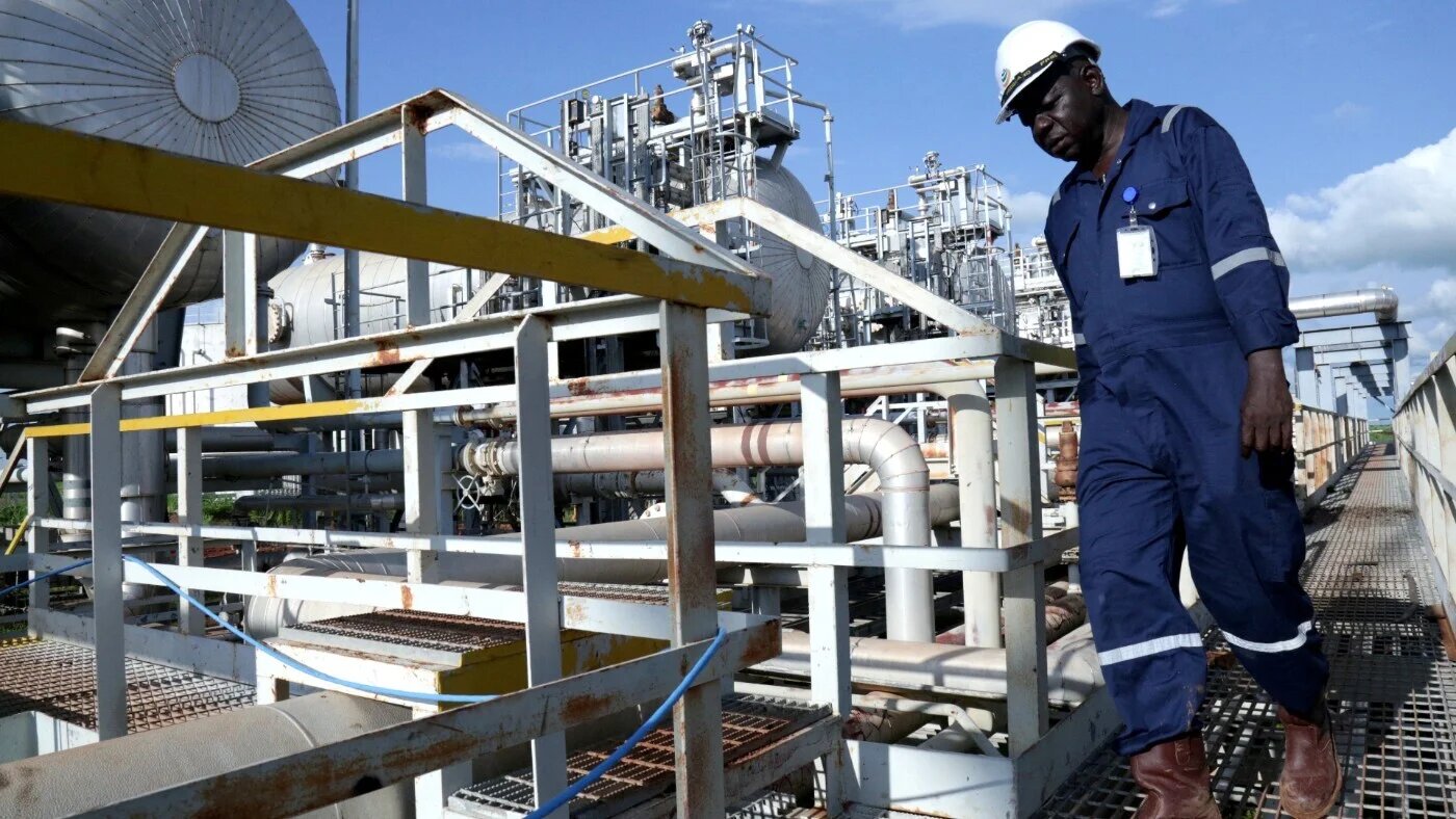 A worker walks by an oil well at the Toma South oil field to Heglig, August 2018 (Reuters)