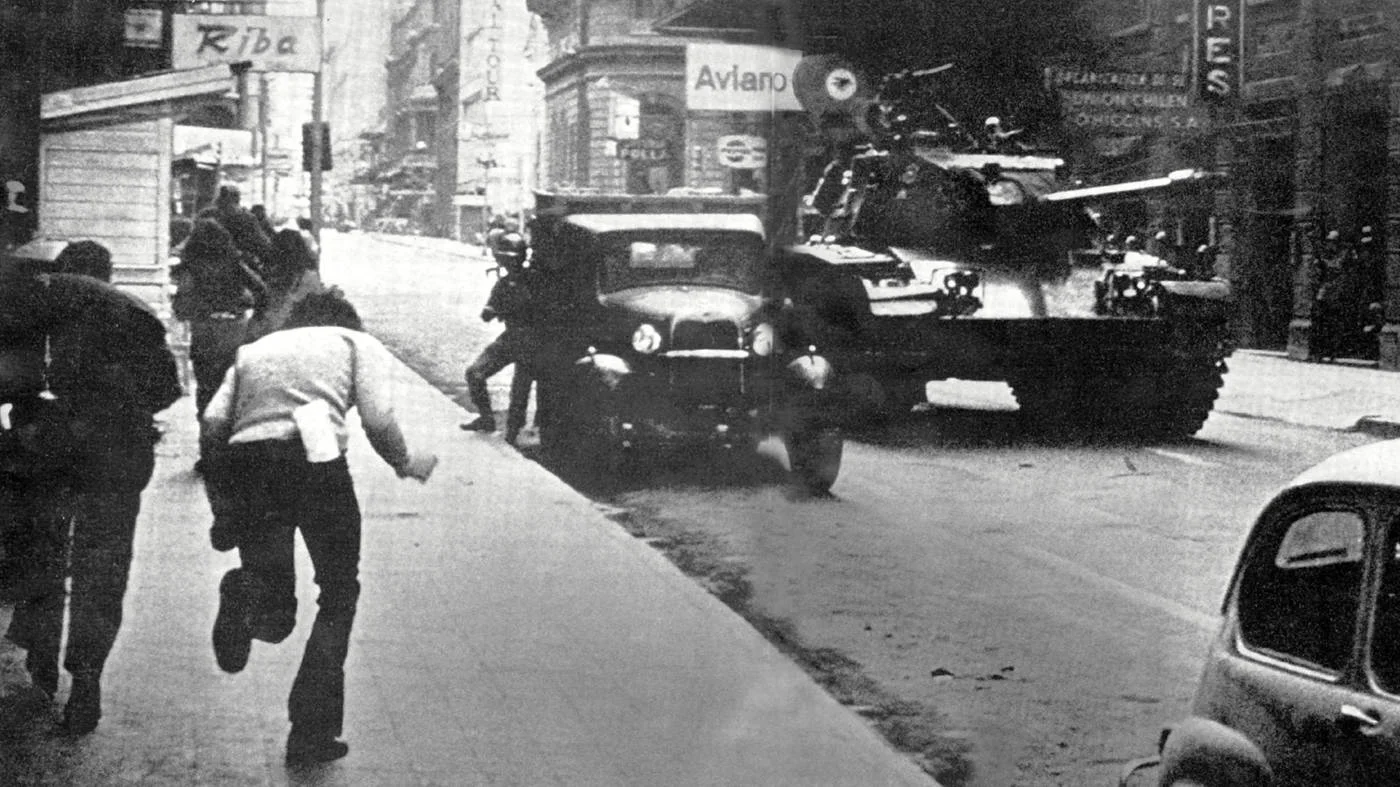 A tank Santiago amid the military coup of 11 September 1973 (AFP)