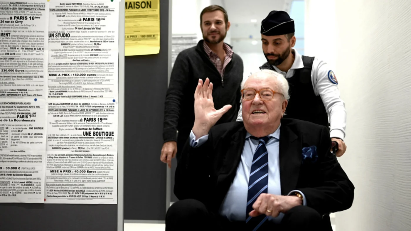 Jean-Marie Le Pen arrives at court in Paris prior to his trial for defamation in 9 October 2019 (AFP)